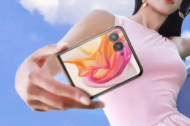 Smartphone Foldable Motorola Razr 50 Ultra Punya Cover Screen Terbesar