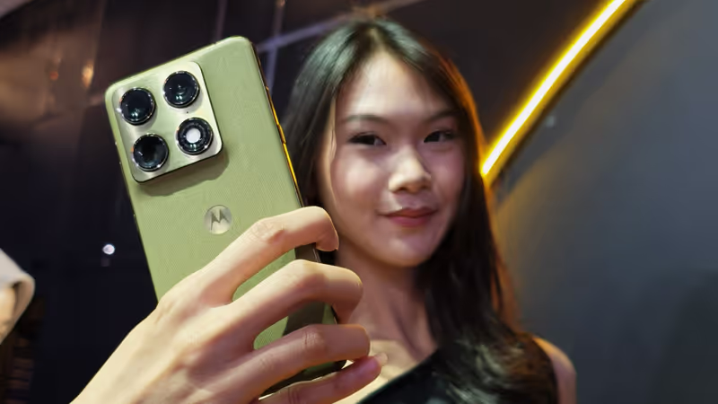 Moto Signature Edge 70 Fusion Launch